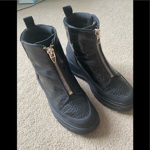 **SOLD ON FB MARKETPLACE** Boots with zipper